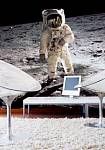 Фотообои на стену «Человек на луне». Komar 4-503 Man on the Moon